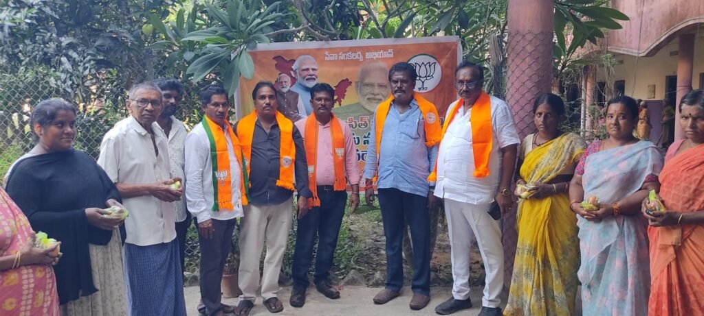 గూడూరు సాయి వృద్ధాశ్రమంలో ఘనంగా ‘సేవా సంకల్ప్ అభియాన్’: వృద్ధులకు పండ్ల పంపిణీ చేసిన బీజేపీ నేతలు