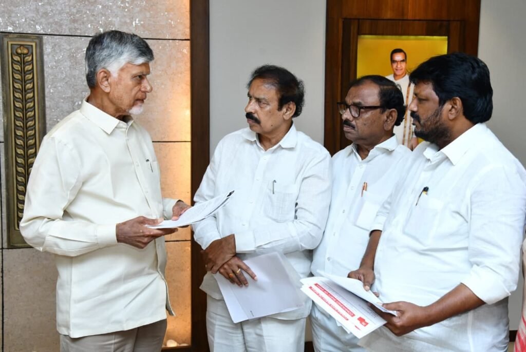 సీఎం చంద్రబాబును కలిసి వినతిపత్రం అందజేసిన సీపీఐ జాతీయ కార్యదర్శి రామకృష్ణ: వర్షాభావంతో నష్టపోయిన రైతాంగాన్ని ఆదుకోవాలని డిమాండ్