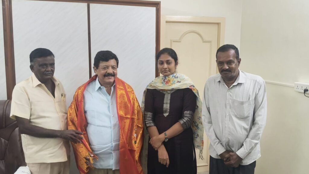 మంత్రి కందుల దుర్గేష్‌ను కలిసిన జనసేన నాయకురాలు తిరుపతి అనూష: స్థానిక సంస్థల ఎన్నికలపై చర్చ