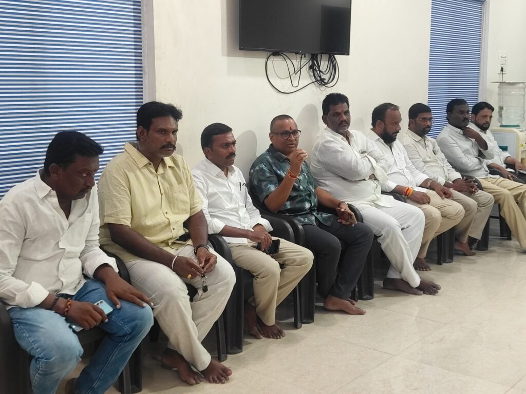 డీఎస్సీ స్పోర్ట్స్ కోటా అక్రమాలపై తక్షణమే సీబీఐ విచారణ జరపాలి: మాజీ మంత్రి వెలంపల్లి శ్రీనివాసరావు డిమాండ్.. ఈ నెల 21న ‘శాప్’ కార్యాలయానికి భారీ నిరసన ర్యాలీ
