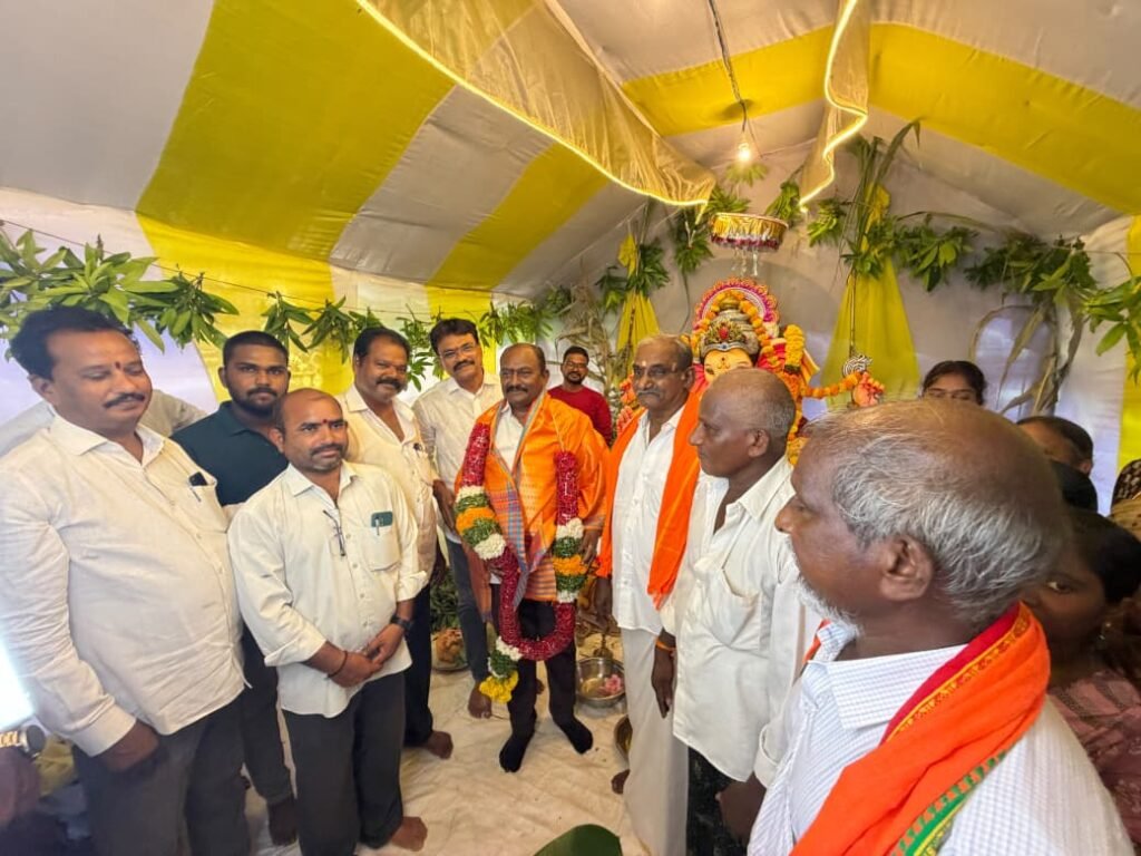 అవనిగడ్డలో వైభవంగా వినాయక నిమజ్జన వేడుకలు: పలు ప్రాంతాల్లో ఊరేగింపులను ప్రారంభించిన టీడీపీ ఇన్‌ఛార్జ్ విక్కుర్తి శ్రీనివాసరావు.. ఘంటశాల, గుర్రపు చెరువు వద్ద అన్నప్రసాద వితరణ!