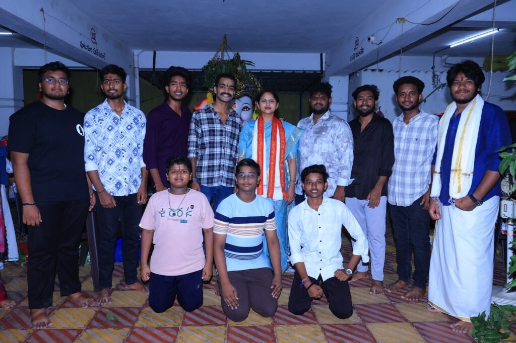 ఐక్యత పెంపునకు వినాయక చవితి మహోత్సవాలు దోహదం: పశ్చిమ నియోజకవర్గంలో వినాయక పందిళ్లను సందర్శించిన వంగవీటి ఆశా కిరణ్.. రాష్ట్రం సుభిక్షంగా ఉండాలని ప్రార్థన!
