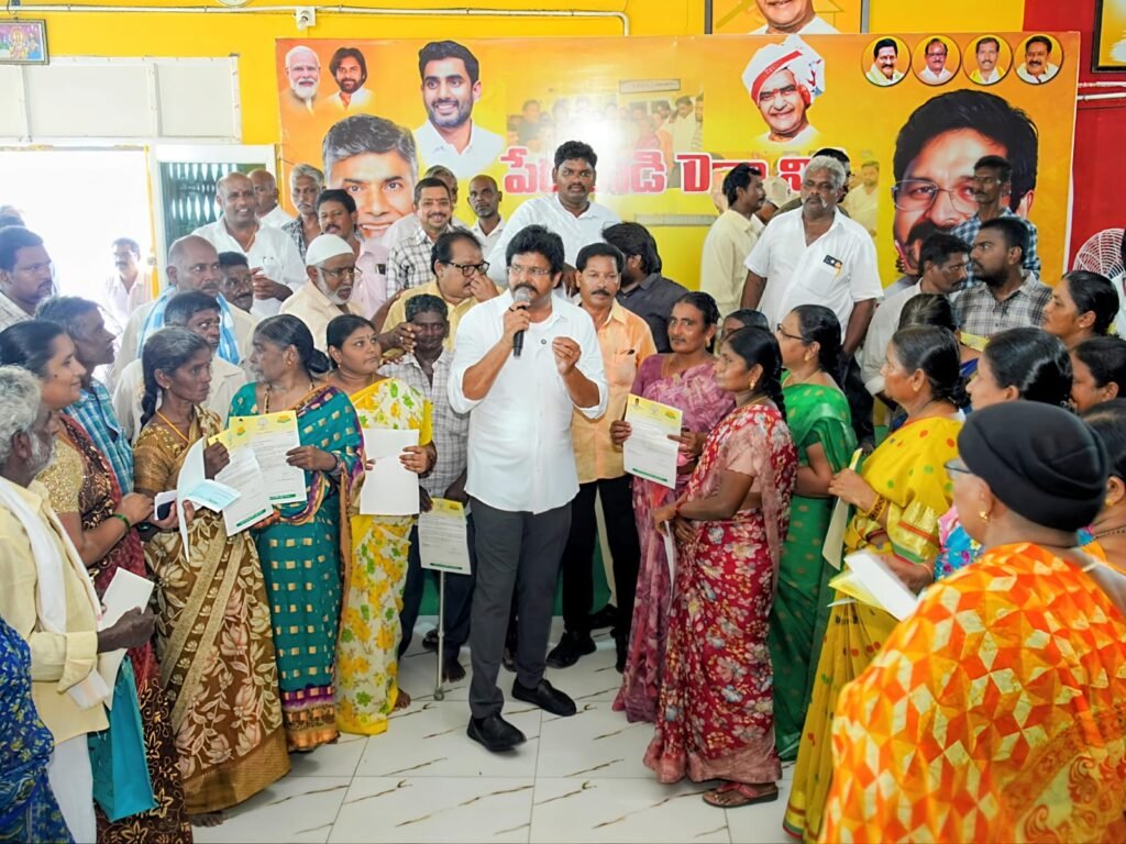 గుడివాడలో 72 కుటుంబాలకు రూ.40 లక్షల సీఎంఆర్ఎఫ్ చెక్కులు