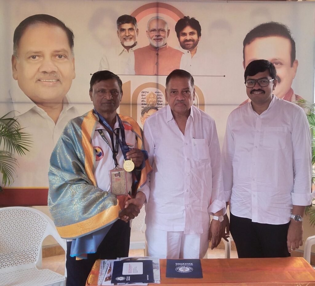 గిన్నిస్ బుక్ రికార్డు సాధించిన కరాటే మాస్టర్ కామేశ్వరరావు.. అవనిగడ్డ ఎమ్మెల్యే మండలి బుద్ధప్రసాద్ ఘన సత్కారం