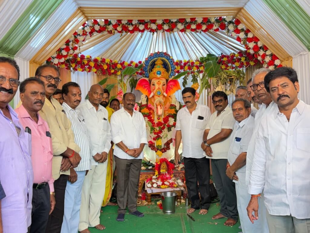 వినాయక మందిరాల వద్ద మహా అన్నసమారాధనలు.. స్వయంగా ప్రసాదం వడ్డించిన అవనిగడ్డ తెలుగుదేశం సమన్వయకర్త విక్కుర్తి శ్రీనివాసరావు