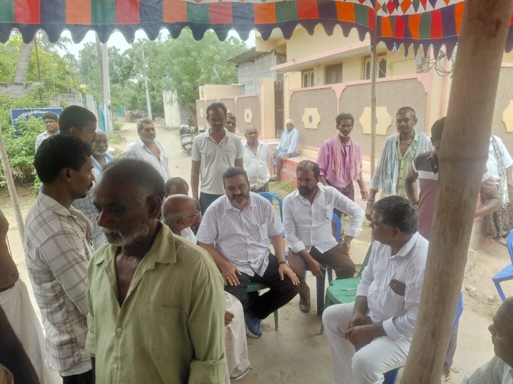 రొయ్యూరులో ఆరెపల్లి శ్రీనివాసరావు భౌతికకాయానికి నివాళులర్పించిన మాజీ ఎమ్మెల్యే కైలే అనిల్ కుమార్
