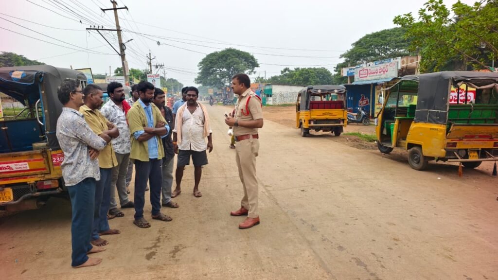 పెదపాడులో ఆటో డ్రైవర్లకు పోలీసుల ప్రత్యేక అవగాహన సదస్సు.. ట్రాఫిక్ నిబంధనలు పాటించాలని హెచ్చరిక