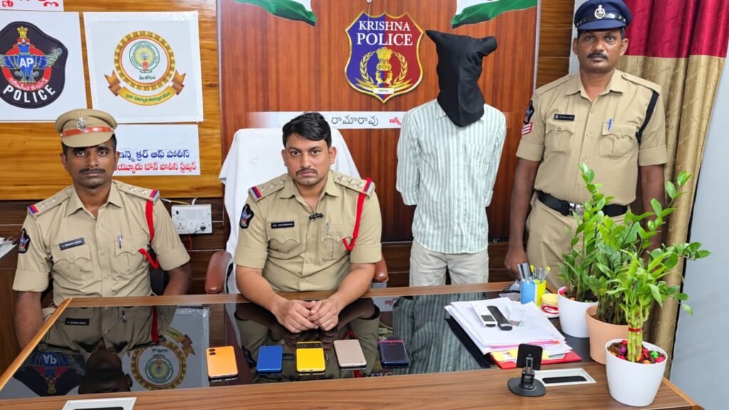 కస్టమర్‌లా నటిస్తూ సెల్‌ఫోన్ల చోరీ.. ఉయ్యూరులో నిందితుడి అరెస్ట్, రూ. లక్ష విలువైన 5 మొబైల్స్ స్వాధీనం