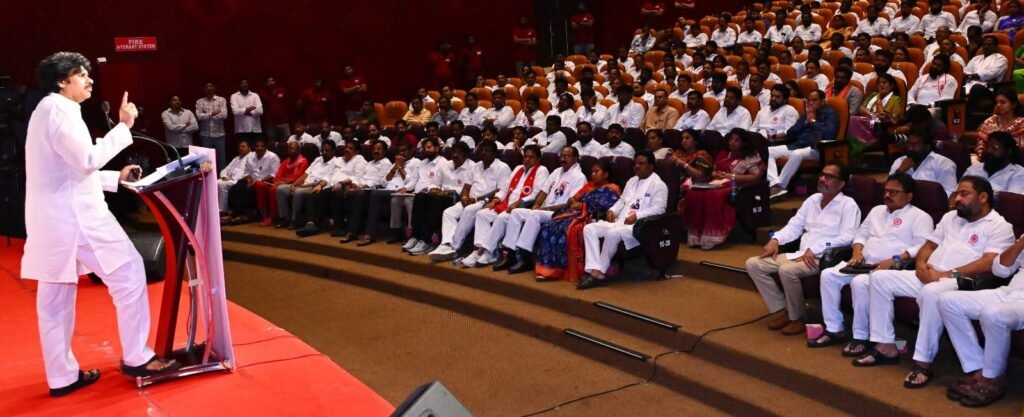కాకినాడలో జనసేన పార్టీ ముఖ్య నేతలతో పవన్ కళ్యాణ్ కీలక సమావేశం.. స్థానిక సంస్థల ఎన్నికలకు సమరశంఖం!