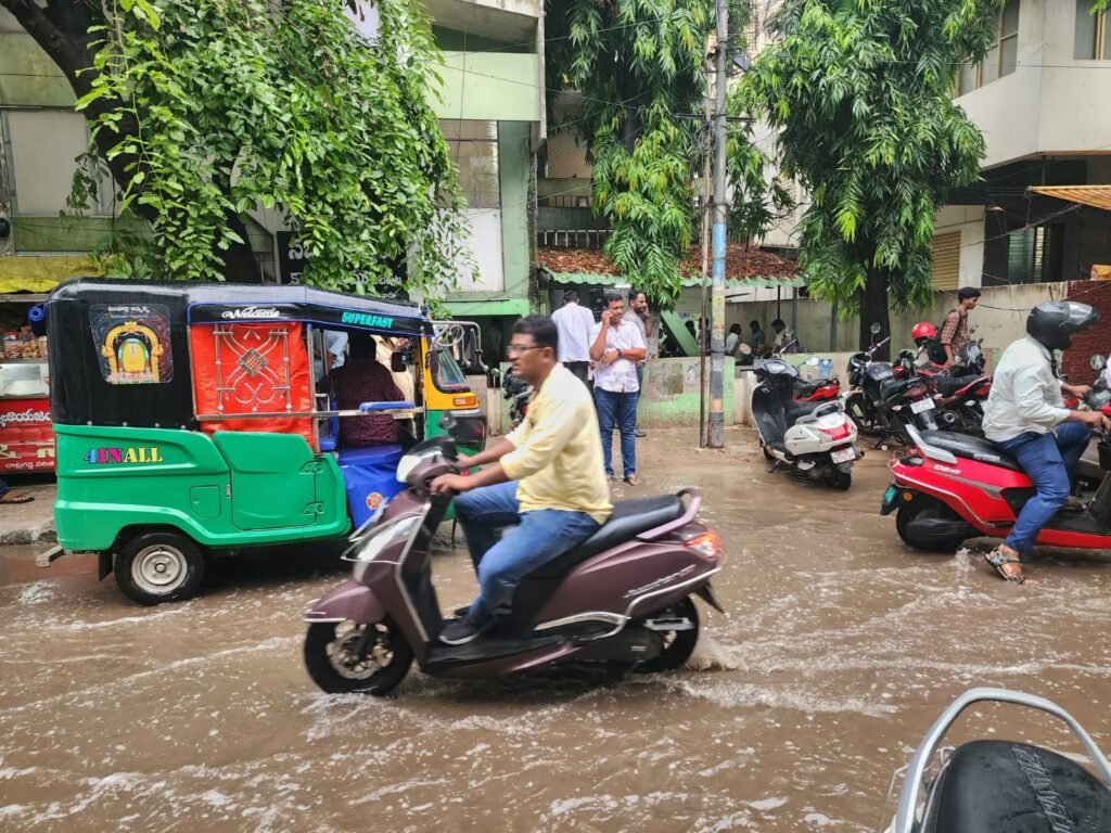 పటమట సబ్ రిజిస్ట్రార్ కార్యాలయం వద్ద చిన్నపాటి వర్షానికే చెరువును తలపిస్తున్న రహదారి.. నరకయాతన అనుభవిస్తున్న ప్రజలు, తీవ్ర ట్రాఫిక్ జామ్!