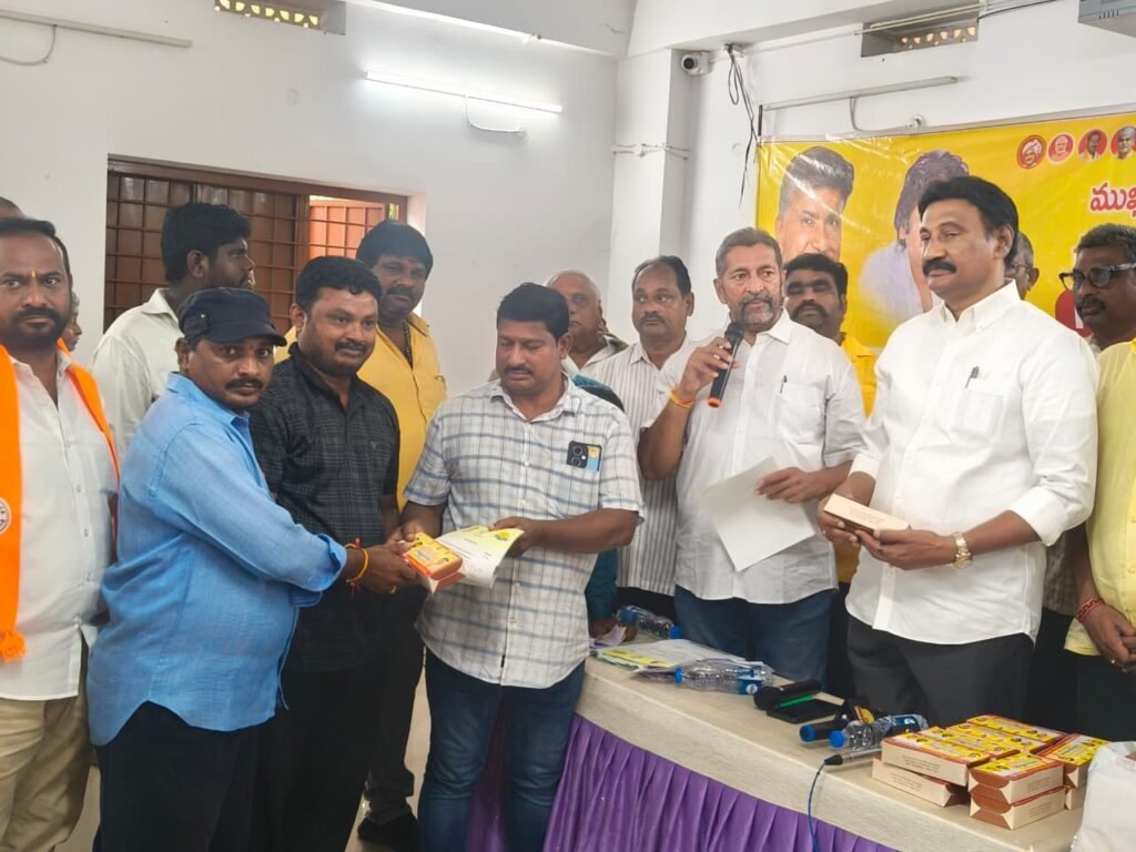 విజయవాడ తూర్పు నియోజకవర్గంలో సీఎం రిలీఫ్ ఫండ్ చెక్కుల పంపిణీ: ఎమ్మెల్యే గద్దె రామ్మోహన్‌ జనసేన నేత అమ్మిశెట్టి వాసు!