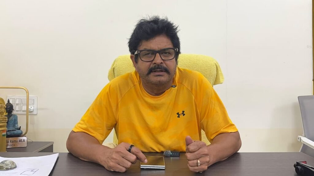 గుడివాడలో భారీ వర్షాలు: అధికారులతో ఎమ్మెల్యే వెనిగండ్ల రాము టెలీకాన్ఫరెన్స్.. విపత్తు తగ్గే వరకు సమన్వయంతో అప్రమత్తంగా ఉండాలని ఆదేశం!