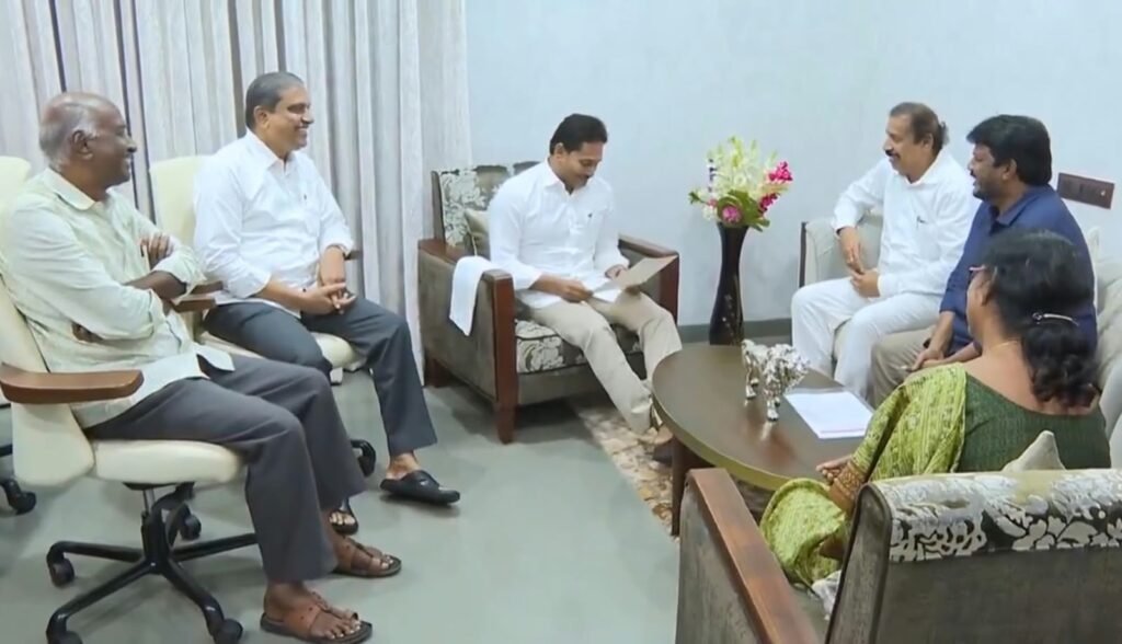 వైఎస్ జగన్‌తో సీపీఐ అగ్రనేతల కీలక భేటీ: తాడేపల్లిలో ప్రజా సమస్యలపై చర్చ.. 26న విజయవాడలో జరిగే రౌండ్ టేబుల్ సమావేశానికి ఆహ్వానం!