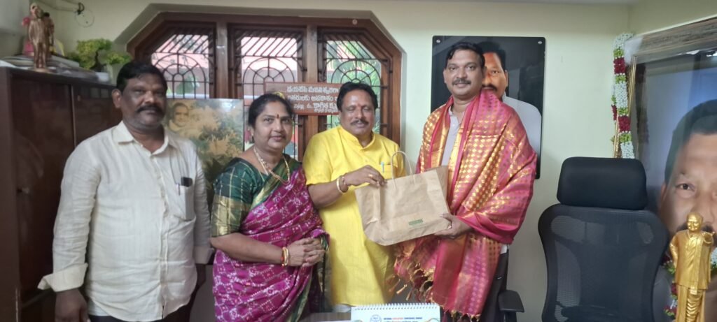 పెడన ఎమ్మెల్యే కాగిత కృష్ణ ప్రసాద్‌తో పీజీవీ కుమార్ మర్యాదపూర్వక భేటీ: నియోజకవర్గ సమగ్ర ప్రగతి, సంక్షేమ పథకాల అమలుపై ఆత్మీయ చర్చ!