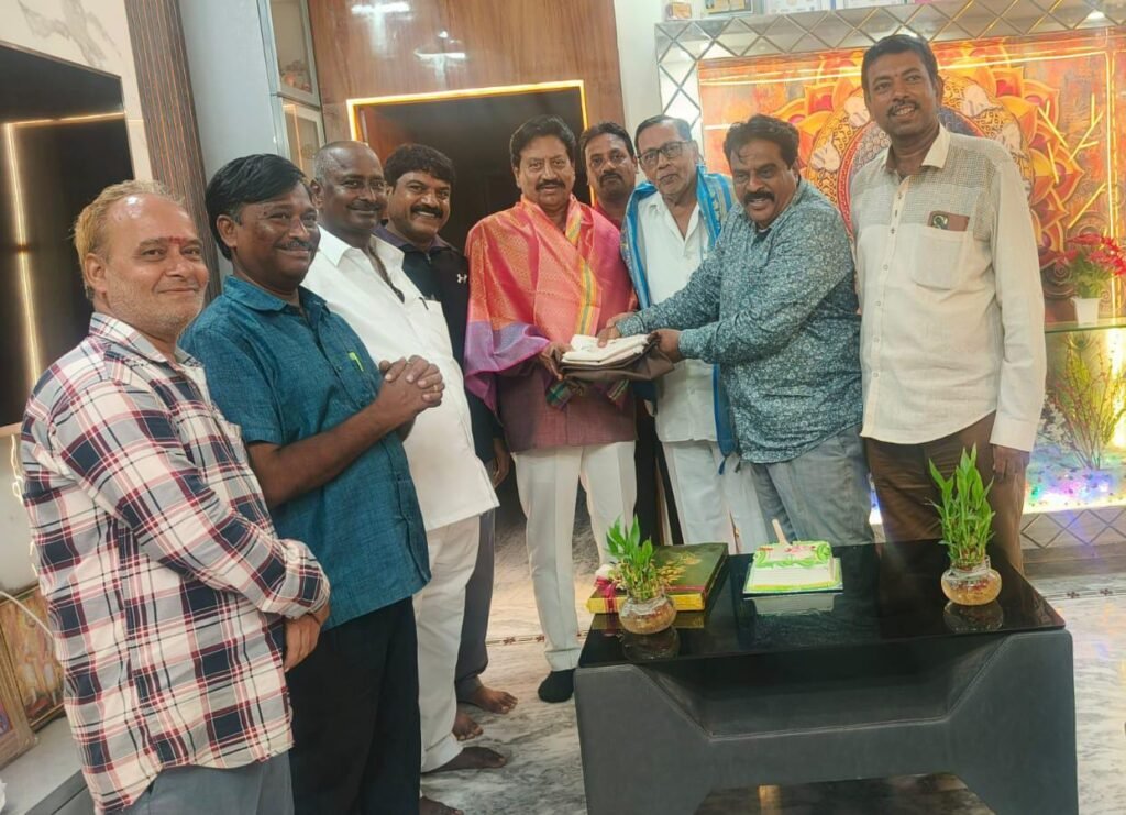 ఆర్యవైశ్య సంఘ గౌరవ అధ్యక్షులు కొత్తా పురుషోత్తం జన్మదిన వేడుకలు: కేక్ కట్ చేసి శుభాకాంక్షలు తెలిపిన జనసేన జిల్లా అధ్యక్షుడు సామినేని ఉదయభాను!