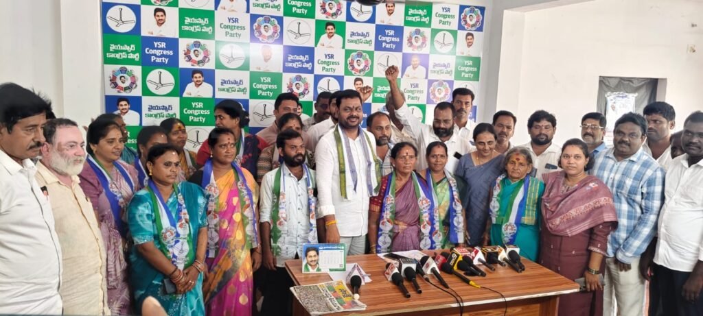 ఓటమి భయంతోనే అచ్చెన్నాయుడు కండువాల డ్రామాలు: టెక్కలిలో వైఎస్సార్‌సీపీ ఇంచార్జ్ పేరాడ తిలక్ నిప్పులు.. మాయమాటలతో నిమ్మాడ తీసుకెళ్లారని సీతాపురం మహిళల ఆగ్రహం!