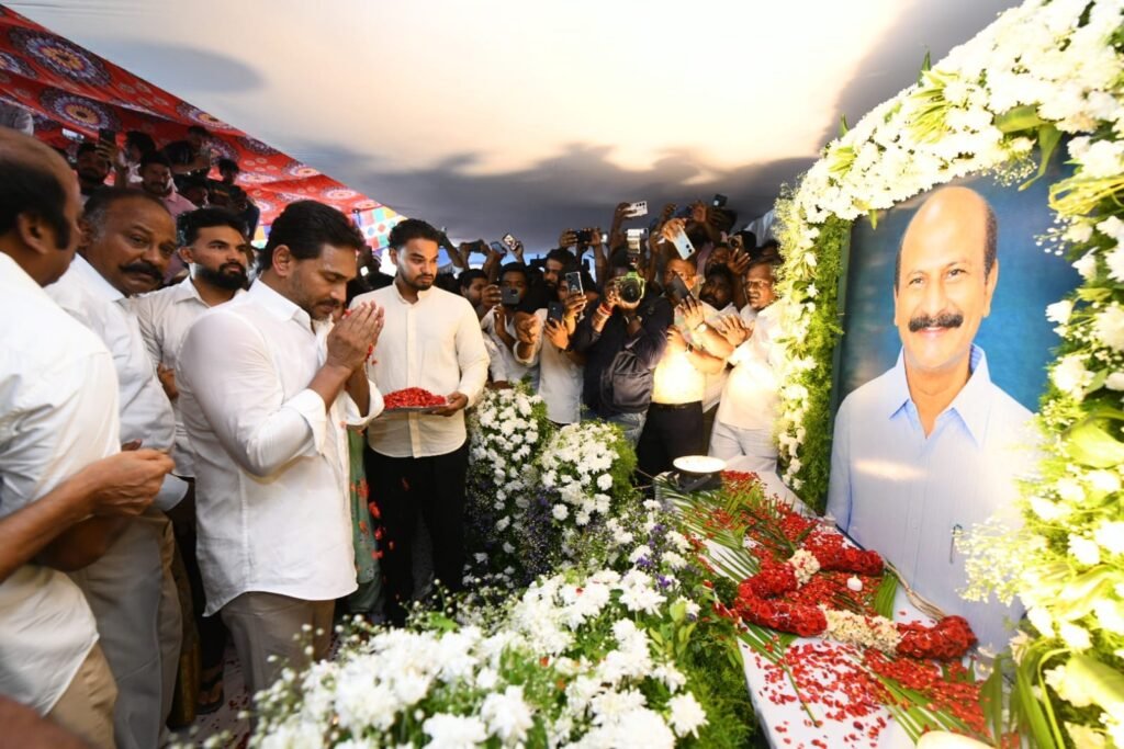 ఒంగోలులో వైఎస్ జగన్ పర్యటన: దివంగత కాకుమాను రాజశేఖర్ కుటుంబాన్ని పరామర్శించిన మాజీ సీఎం.. పార్టీ ఎల్లప్పుడూ అండగా ఉంటుందని భరోసా!