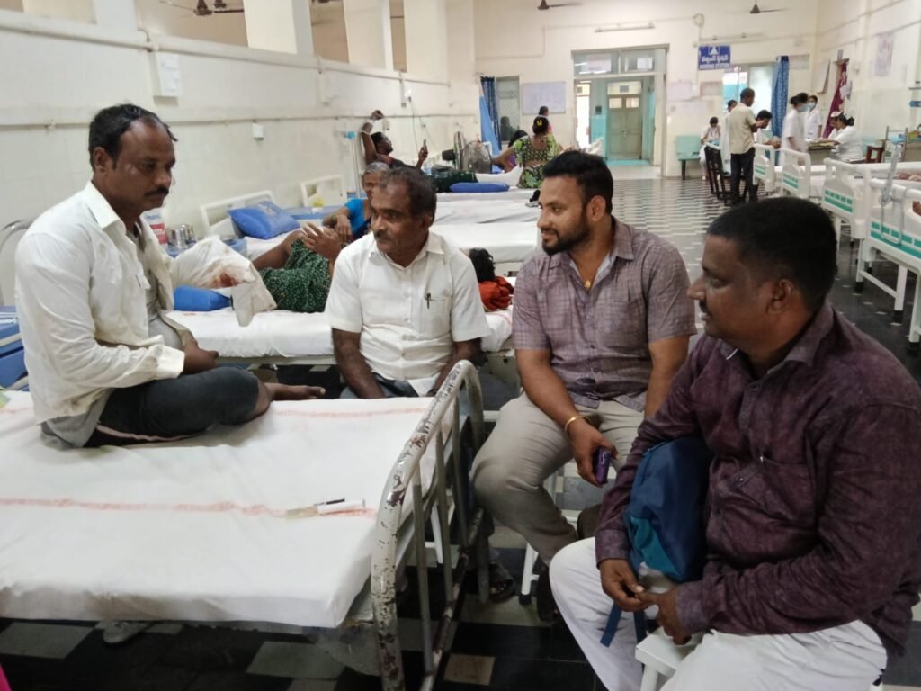 జర్నలిస్టుపై దాడి అమానుషం: ‘వార్త’ రిపోర్టర్ తాతా విఠల్‌ను పరామర్శించిన పెడన ప్రెస్ క్లబ్ సభ్యులు.. దోషులను కఠినంగా శిక్షించాలని డిమాండ్!