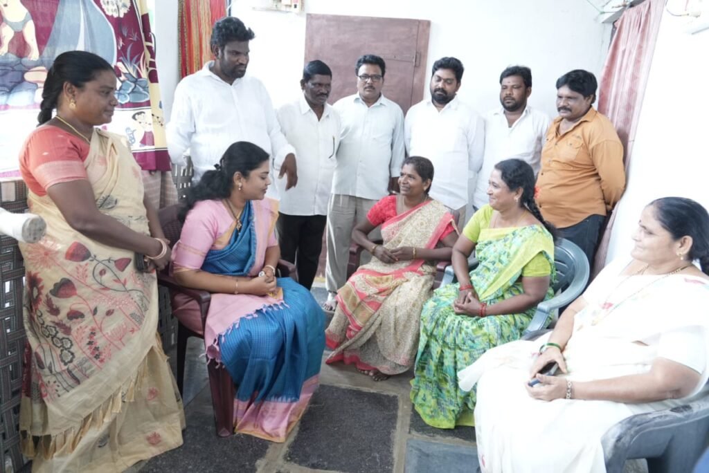 పేదల సొంతింటి కల సాకారం: రేపు సీఎం చంద్రబాబు చేతుల మీదుగా పట్టాల పంపిణీ.. లబ్ధిదారుల ఇళ్లకు వెళ్లి వివరాలు తెలిపిన ప్రభుత్వ విప్ తంగిరాల సౌమ్య!