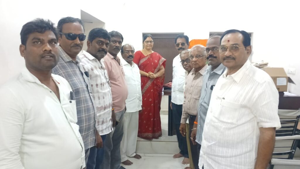 రామవరపాడులో కొత్త పంచాయతీ కార్యదర్శి బాధ్యతల స్వీకరణ: పుష్పగుచ్ఛం అందజేసి అభినందించిన జనసేన శ్రేణులు, స్థానిక ప్రముఖులు!