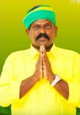 తిరువూరు రాజకీయాల్లో మార్పు: వైసిపిపై ఎమ్మెల్యే కొలికపూడి వ్యంగ్యాస్త్రాలు జన గళం ఆంధ్రప్రదేశ్ డెస్క్: ఎన్టీఆర్ జిల్లా తిరువూరు నియోజకవర్గంలో మున్సిపల్ ఎన్నికల వేళ రాజకీయ వాతావరణం మరింత వేడెక్కింది. స్థానిక ఎమ్మెల్యే కొలికపూడి శ్రీనివాసరావు తన వాట్సాప్ స్టేటస్ ద్వారా ప్రతిపక్ష వైఎస్సార్ కాంగ్రెస్ పార్టీని లక్ష్యంగా చేసుకుని విమర్శలు చేయడం రాజకీయ వర్గాల్లో తీవ్ర చర్చకు దారితీస్తోంది. గతంలో సొంత పార్టీ నేత, విజయవాడ ఎంపీ కేశినేని చిన్నిపై విమర్శలు చేసిన ఆయన, ఇప్పుడు అకస్మాత్తుగా వ్యూహం మార్చి ప్రత్యర్థి పార్టీపై వ్యంగ్యాస్త్రాలు సంధిస్తుండటం అందరి దృష్టినీ ఆకర్షిస్తోంది. ముఖ్యంగా వైసిపి ఇంచార్జి నల్లగట్ల స్వామిదాస్ పేరు ప్రస్తావించకుండానే ఆ పార్టీ శ్రేణులపై పరోక్ష విమర్శలు గుప్పించడం స్థానికంగా హాట్ టాపిక్‌గా మారింది.​సొంత పార్టీకి చెందిన ఎంపీ కేశినేని చిన్నికి ఇటీవలే జన్మదిన శుభాకాంక్షలు తెలిపిన ఎమ్మెల్యే కొలికపూడి, ఇప్పుడు వైసిపిని టార్గెట్ చేయడం వెనుక బలమైన వ్యూహం దాగి ఉందన్న వాదనలు వినిపిస్తున్నాయి. తెలుగుదేశం పార్టీలో ఎటువంటి వర్గపోరు లేదని, అందరం ఒక్కటేనని అధిష్టానానికి స్పష్టమైన సందేశం పంపేందుకే ఆయన ఈ విధంగా వ్యవహరిస్తున్నారని పార్టీ ముఖ్య నేతలు విశ్లేషిస్తున్నారు. నిన్నటి వరకు ఆయనను వైసిపి కోవర్టుగా అభివర్ణిస్తూ సోషల్ మీడియాలో విమర్శలు చేసిన సొంత పార్టీలోని ఒక వర్గానికి గట్టి సమాధానం ఇచ్చేందుకే ఈ కొత్త ఎత్తుగడ వేసినట్లు రాజకీయ పరిశీలకులు భావిస్తున్నారు.​మున్సిపల్ ఎన్నికల ముందు జరుగుతున్న ఈ పరిణామాలు ఎంపీ చిన్ని వర్గీయులతో పాటు వైసిపి నేతల నుంచి ఎలాంటి స్పందన రాబడుతుందనే ఆసక్తి స్థానికుల్లో నెలకొంది. మనసులో ఒకరిని ఉంచుకుని పైకి మరొకరిని విమర్శిస్తున్నారంటూ వైసిపి నాయకులు ఈ పరిణామాలపై తమదైన శైలిలో సెటైర్లు వేస్తున్నారు. ఏది ఏమైనా మున్సిపల్ పోరు సమీపిస్తున్న తరుణంలో ఎమ్మెల్యే స్టేటస్‌లు తిరువూరులో సరికొత్త రాజకీయ చర్చకు తెరలేపాయి.