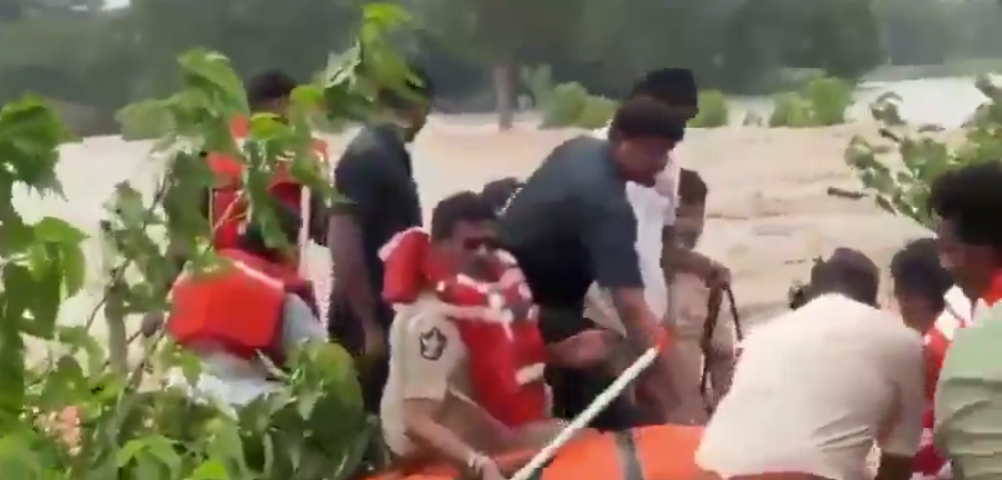 శ్రీకాకుళంలో తృటిలో తప్పిన పెను ప్రమాదం.. వరద ఉధృతిలో కొట్టుకుపోయిన ఎమ్మెల్యే కూన రవికుమార్, అధికారులు