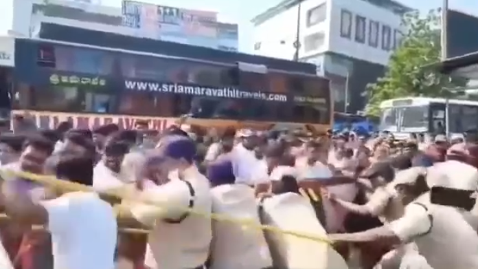 విజయవాడలో ఉద్రిక్తత.. పోలీసుల వలయాన్ని ఛేదించి లెనిన్ సెంటర్‌కు చేరుకున్న సచివాలయ ఉద్యోగులు