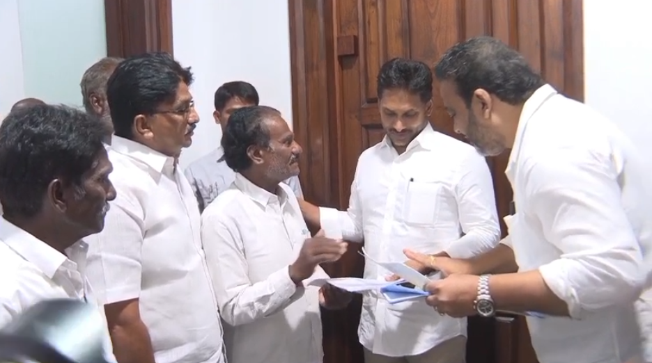 తాడేపల్లిలో వైయస్‌ జగన్‌ను కలిసిన లంకపల్లి రైతులు 600 ఎకరాల భూముల అన్యాక్రాంతంపై ఫిర్యాదు