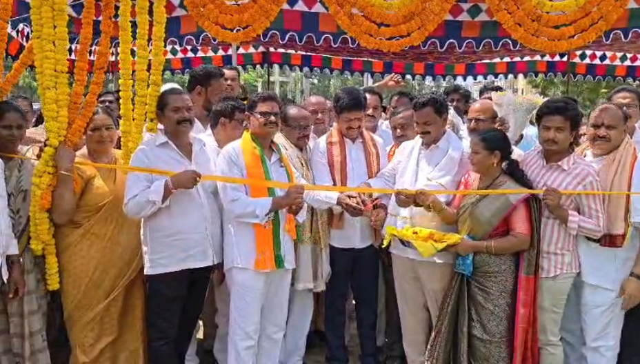 మచిలీపట్నంలో రూ.6 కోట్లతో 23 అభివృద్ధి పనులకు శంకుస్థాపన బందరును అభివృద్ధికి కేరాఫ్ అడ్రస్‌గా మారుస్తాం మంత్రి కొల్లు రవీంద్ర