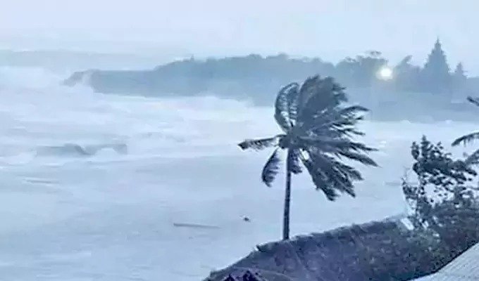 ఈ రాత్రికే తీరం దాటనున్న తీవ్ర వాయుగుండం.. ఉత్తరాంధ్రలో ఫ్లాష్ ఫ్లడ్స్ ముప్పు
