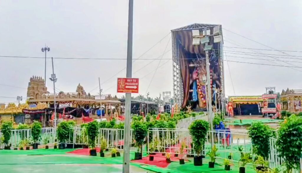 వర్షాన్ని లెక్కచేయక 63 అడుగుల గణపతి దర్శనానికి పోటెత్తిన భక్తులు.. భద్రతా కారణాలతో దర్శనాలు నిలిపివేత