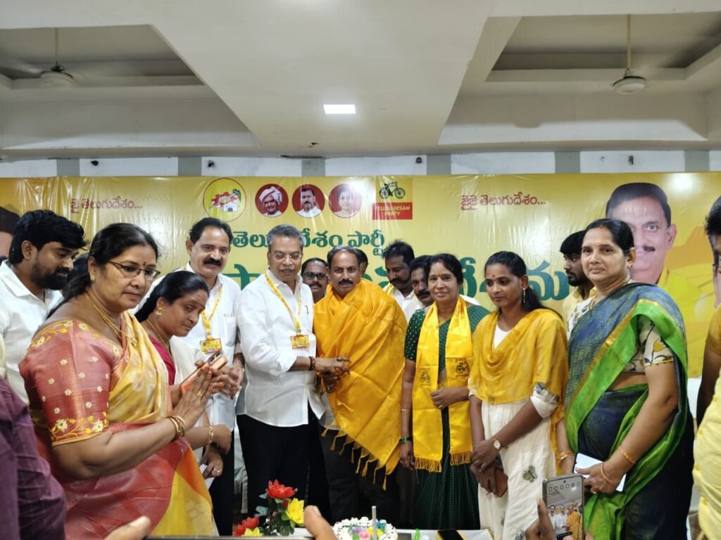 ఘనంగా టీడీపీ నేత గరికపాటి శివ జన్మదిన వేడుకలు.. కేక్ కట్ చేసి శుభాకాంక్షలు తెలిపిన ఎమ్మెల్యే వసంత కృష్ణప్రసాద్