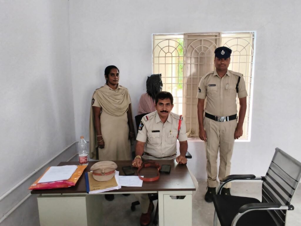 బి.కొత్తకోట: మండలంలోని నాయనబావి వద్ద జరిగిన యువ రైతు గోపాల్ రెడ్డి హత్య కేసులో ప్రధాన నిందితురాలైన ఆయన భార్య ప్రతిభను పోలీసులు అరెస్ట్ చేశారు. ఈ నెల 20న జరిగిన ఈ దారుణ హత్యకు సంబంధించి బుధవారం తోకలపల్లి స్కూలు సమీపంలో సీఐ కె.గోపాల్ రెడ్డి ఆమెను అదుపులోకి తీసుకుని రిమాండ్‌కు తరలించారు.
