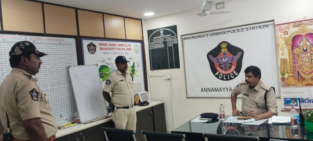 అన్నమయ్య జిల్లావ్యాప్తంగా పోలీసుల రాత్రి గస్తీ ముమ్మరం.. ఎస్పీ ధీరజ్ ఆదేశాలతో కట్టుదిట్టమైన తనిఖీలు