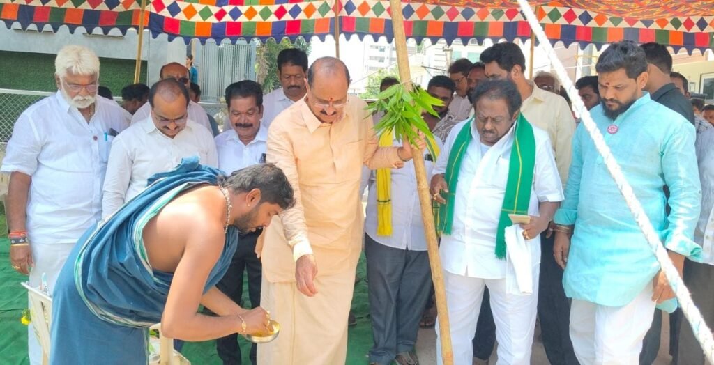 కైకలూరు ఎన్జీవోస్ కాలనీలో పల్లె పండగ పనులు.. సీసీ రోడ్డు నిర్మాణానికి భూమి పూజ చేసిన ఎమ్మెల్యే కామినేని శ్రీనివాస్