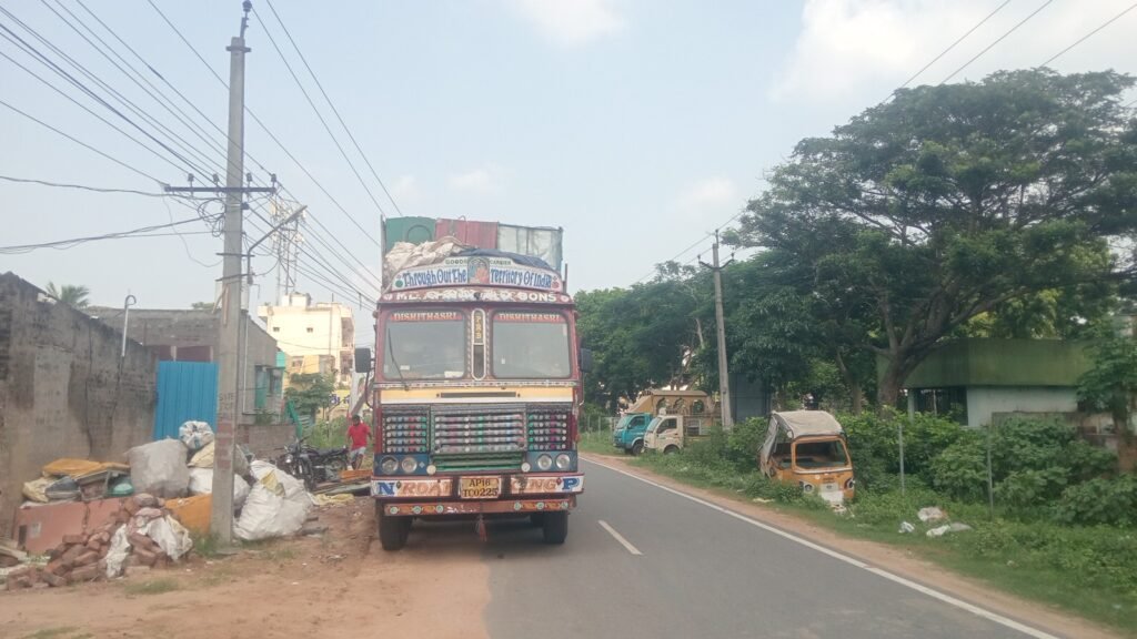 పెడన – నరసాపురం జాతీయ రహదారిపై నిలిచిపోయిన ట్రాఫిక్.. రోడ్డుకు అడ్డంగా లారీ నిలపడంతో తీవ్ర ఇబ్బందులు పడుతున్న ప్రయాణికులు