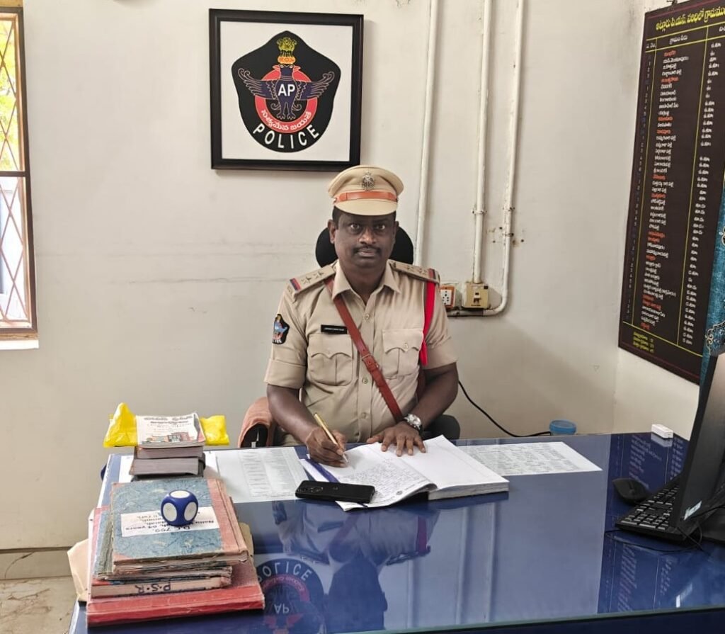 కడప జిల్లా అట్లూరు నూతన ఎస్సైగా బాధ్యతలు స్వీకరించిన మోహన్ కుమార్ గౌడ్