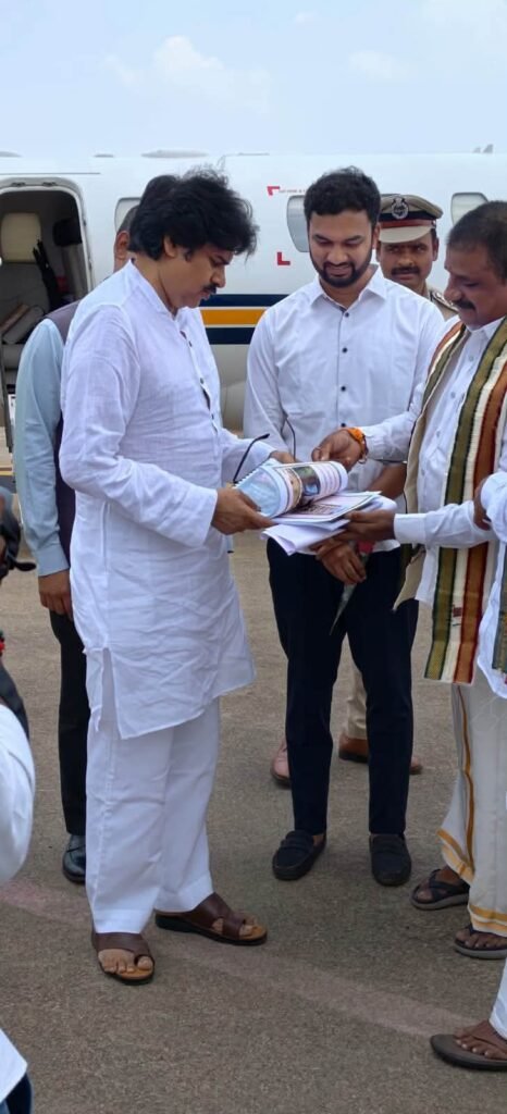 తిరుపతి విమానాశ్రయానికి చేరుకున్న డిప్యూటీ సీఎం పవన్ కళ్యాణ్.. మర్యాదపూర్వకంగా కలిసిన శ్రీకాళహస్తి దేవస్థానం చైర్మన్, ఈవో