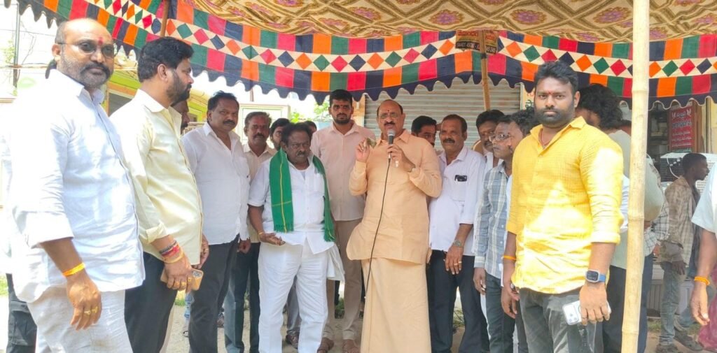 కైకలూరులో ఘనంగా వినాయక చవితి వేడుకలు.. అఖండ అన్నసమారాధనలో పాల్గొని భక్తులకు వడ్డించిన ఎమ్మెల్యే కామినేని శ్రీనివాస్