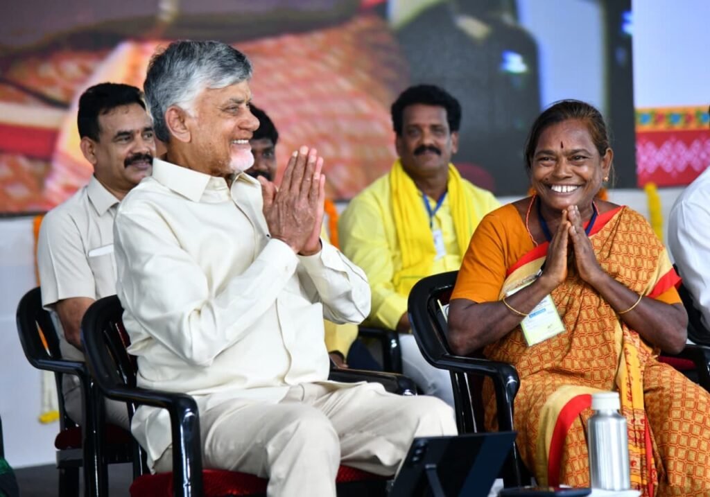 విజయవాడలో ఘనంగా ‘పేదలకు పట్టాభిషేకం’ కార్యక్రమం లబ్ధిదారులకు ఇళ్ల పట్టాలు అందించిన ముఖ్యమంత్రి చంద్రబాబు నాయుడు