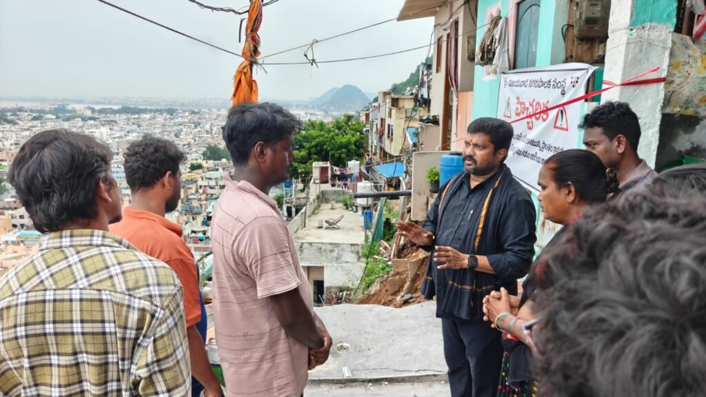 51 కొండపైన భారీ వర్షాల బీభత్సం: రిటైనింగ్ వాల్ కూలి ఇల్లు ధ్వంసం, బాధితులను పరామర్శించిన మాజీ కార్పొరేటర్ మరుపిళ్ళ రాజేష్
