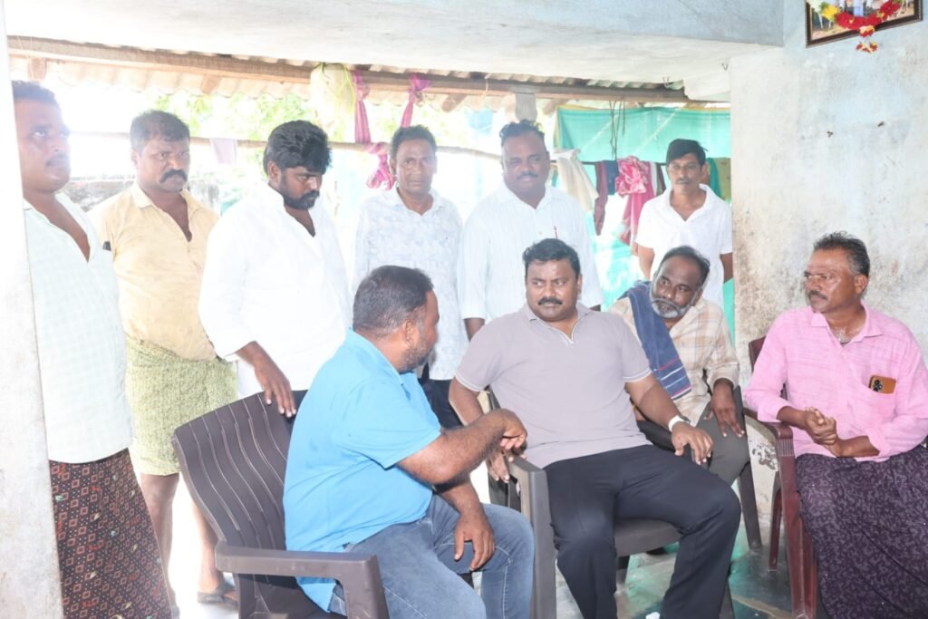 పామర్రు ఎమ్మెల్యే వర్ల కుమార్ రాజా పరామర్శ.. మోపర్రులో వంగ ఫణిబాబు తండ్రి మృతి పట్ల సంతాపం