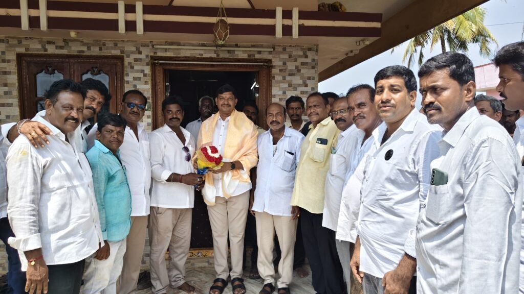పెడన జడ్పీ హైస్కూల్ విద్యా కమిటీ చైర్మన్‌గా ఎన్నికైన మాగంటి సతీష్ ఎమ్మెల్యే కాగిత కృష్ణ ప్రసాద్ మర్యాదపూర్వక భేటీ