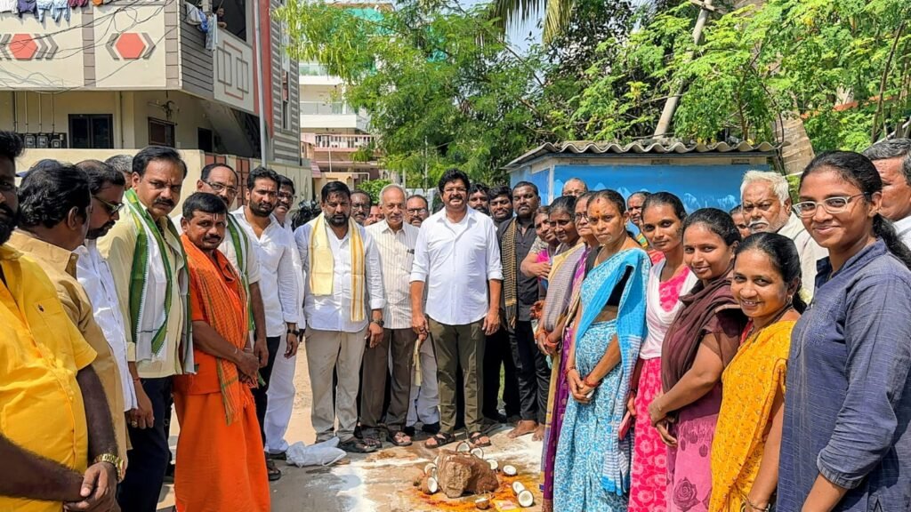 గుడివాడలో మూడో రోజు కొనసాగిన హెచ్ఏఎం రోడ్ల అభివృద్ధి పనులు – పలు వార్డుల్లో శంకుస్థాపనలు చేసిన ఎమ్మెల్యే రాము
