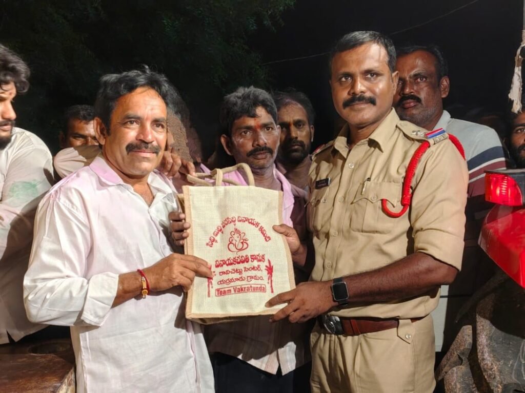 Title: తిరువూరు మండలం ఎర్రమాడులో ప్రశాంతంగా వినాయక నిమజ్జనోత్సవం: పర్యవేక్షించి, ప్రసాదం స్వీకరించిన ఎస్సై శాతకర్ణి