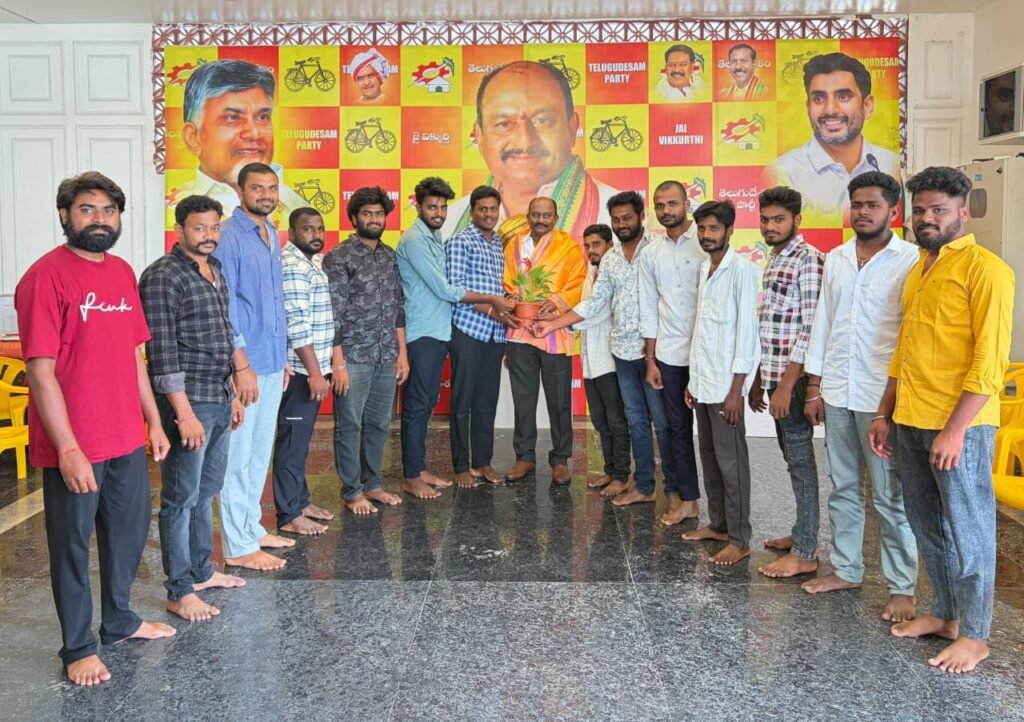 అవనిగడ్డలో టీడీపీ ఇంచార్జ్ విక్కుర్తి శ్రీనివాసరావును మర్యాదపూర్వకంగా కలిసిన తెలుగు యువత