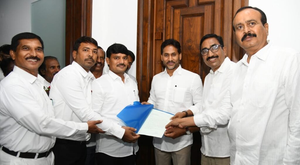 తాడేపల్లిలో వైయస్‌ జగన్‌ను కలిసిన కర్నూలు వైయస్‌ఆర్‌సీపీ లీగ్‌సెల్ న్యాయవాదులు రాయలసీమ అభివృద్ధి, న్యాయవాదుల సంక్షేమంపై చర్చ