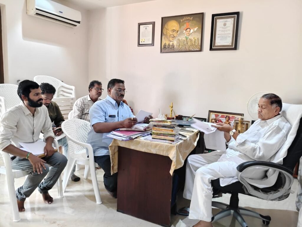 అవనిగడ్డలో ఆర్డబ్ల్యూఎస్ అధికారులతో ఎమ్మెల్యే మండలి బుద్ధప్రసాద్ సమీక్ష.. రూ.12 కోట్లతో తాగునీటి పనులు