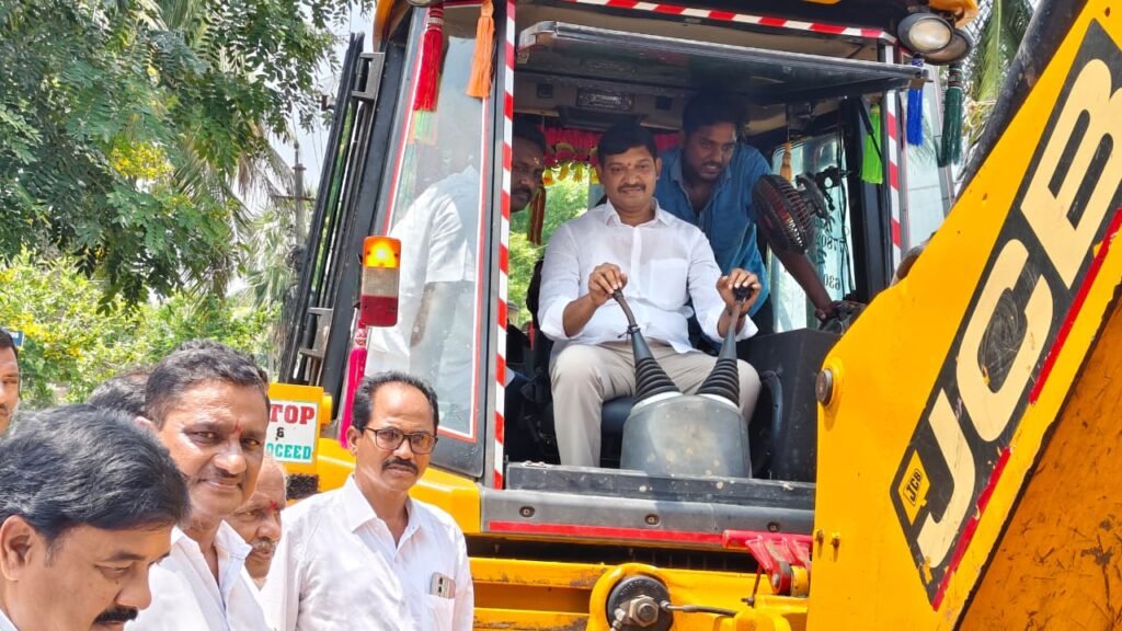 కృత్తివెన్నులో ఘనంగా పల్లె పండుగ పనులు.. రూ.25 లక్షలతో సీసీ రోడ్డు నిర్మాణానికి శంకుస్థాపన చేసిన ఎమ్మెల్యే కాగిత కృష్ణప్రసాద్