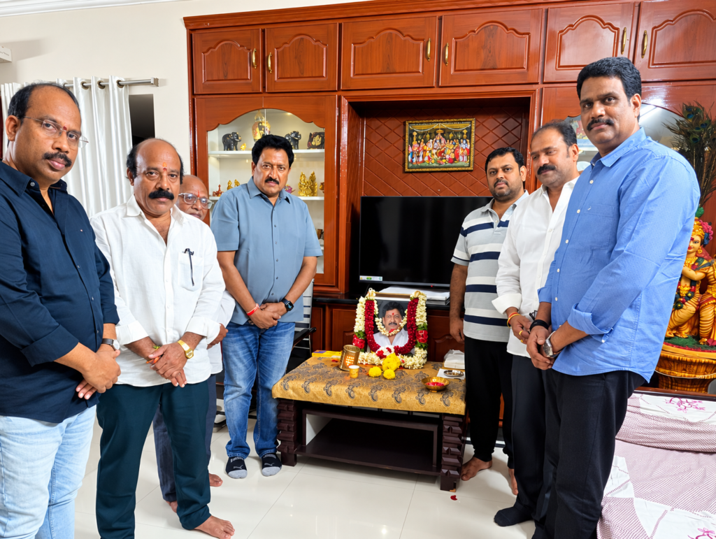 కాపునాడు జాతీయ అధ్యక్షుడు గాళ్ళ సుబ్రహ్మణ్యం చిత్రపటానికి రవణం స్వామినాయుడు ఘన నివాళులు: కుటుంబ సభ్యులకు ప్రగాఢ పరామర్శ.. తరలివచ్చిన జనసేన, సామాజిక నేతలు!